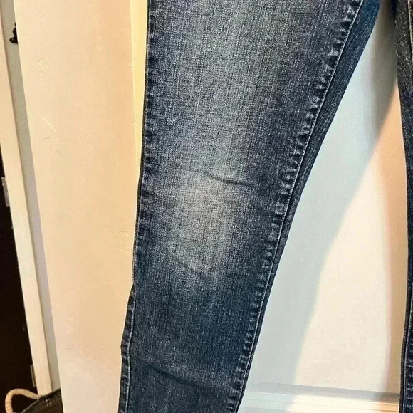 Mid-Rise Skinny Levi’s - Size 8M - Picture 6 of 7